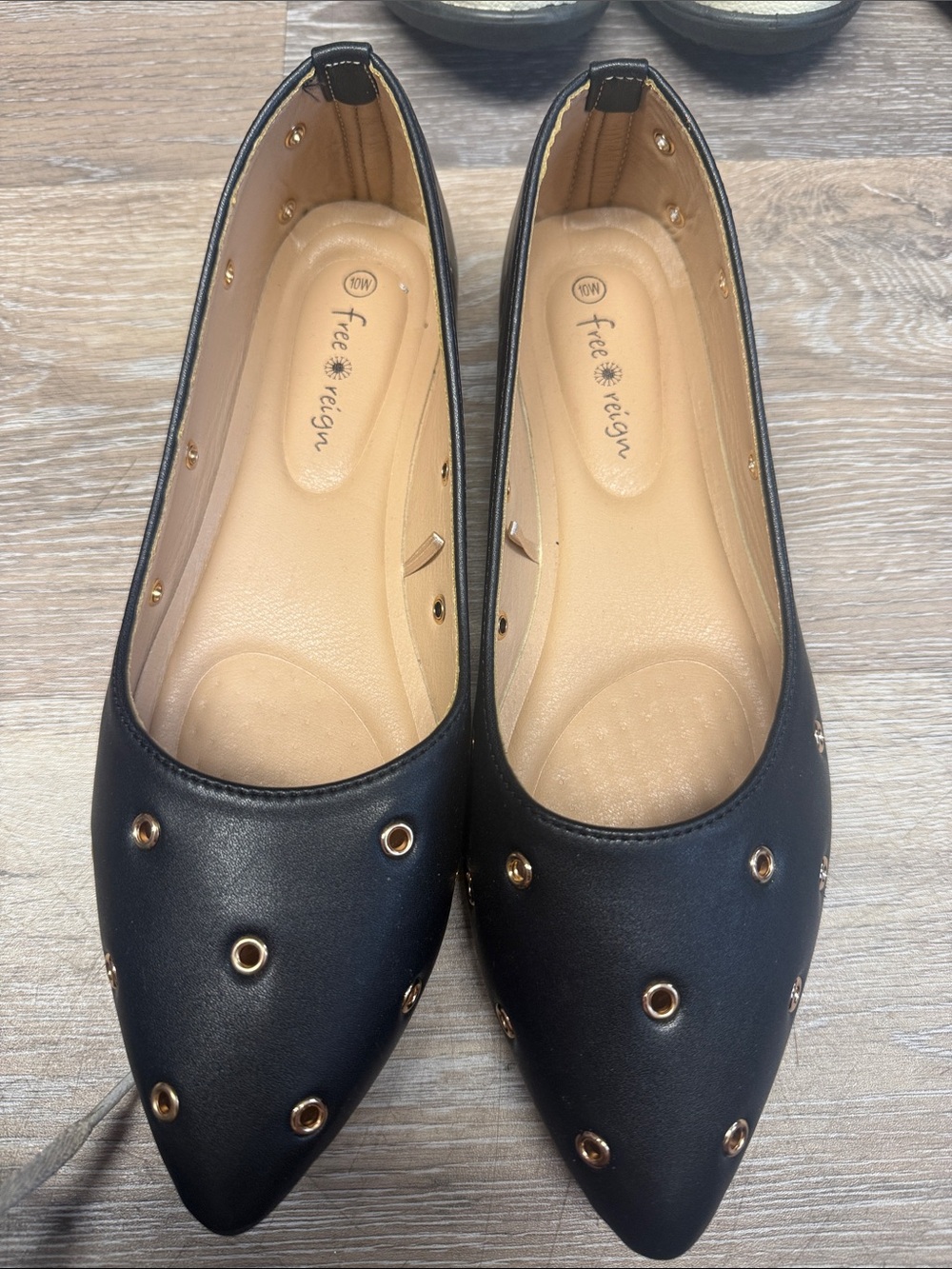 Free Reign Black Pointed Ballet Flats with Gold Eyelet Accents size 10W